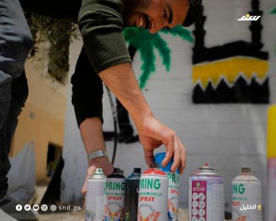 عبارات تهنئة وزخارف دينية وتراثية على جدار منزل أحد الحجاج في مدينة الخليل بالضفة الغربية6.jpg