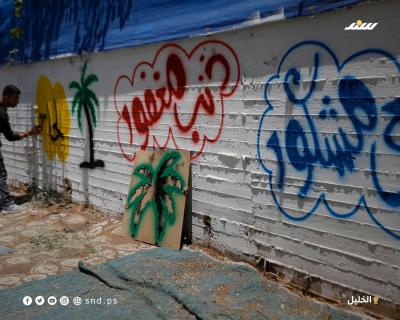 عبارات تهنئة وزخارف دينية وتراثية على جدار منزل أحد الحجاج في مدينة الخليل بالضفة الغربية2.jpg