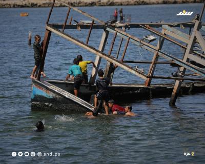 أطفال يقضون أوقاتاً على شاطئ بحر مدينة غزة خلال يوم حار1.jpg