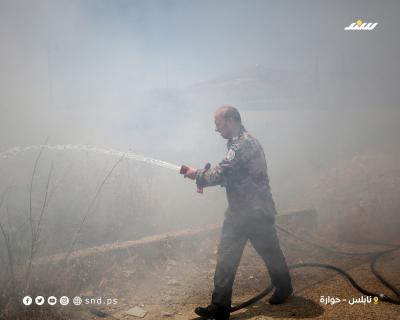 رجال الإطفاء وفلسطينيون يعملون على إخماد حرائق اندلعت في أراضٍ زراعية قرب بلدة حوارة جنوب نابلس1.jpg