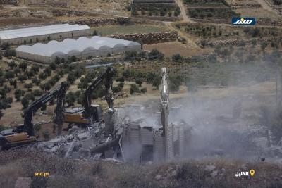 آليات إسرائيلية تهدم منزل الفلسطيني نايف أبو سنينة في خربة قلقس جنوب الخليل1.jpg