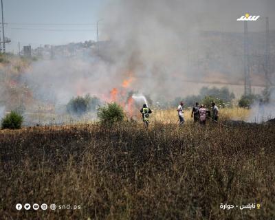 رجال الإطفاء وفلسطينيون يعملون على إخماد حرائق اندلعت في أراضٍ زراعية قرب بلدة حوارة جنوب نابلس4.jpg