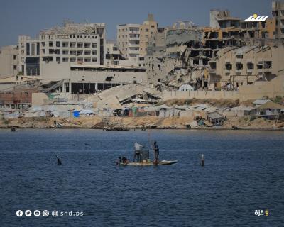 أطفال يقضون أوقاتاً على شاطئ بحر مدينة غزة خلال يوم حار4.jpg