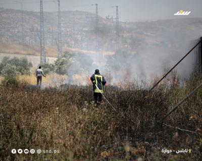رجال الإطفاء وفلسطينيون يعملون على إخماد حرائق اندلعت في أراضٍ زراعية قرب بلدة حوارة جنوب نابلس5.jpg
