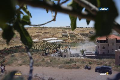 آليات إسرائيلية تهدم منزل الفلسطيني نايف أبو سنينة في خربة قلقس جنوب الخليل3.jpg