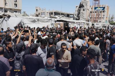 فلسطينيون وعناصر من الدفاع المدني يتجمعون حول مركبة مدمرة في مدينة غزة بعد استهدافها بغارة إسرائيلية1.jpg