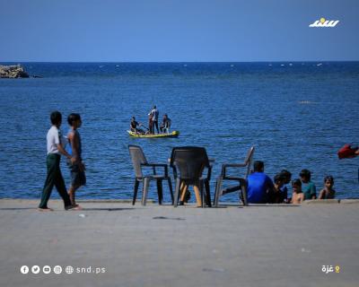 أطفال يقضون أوقاتاً على شاطئ بحر مدينة غزة خلال يوم حار6.jpg