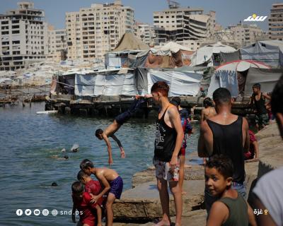 أطفال يقضون أوقاتاً على شاطئ بحر مدينة غزة خلال يوم حار7.jpg