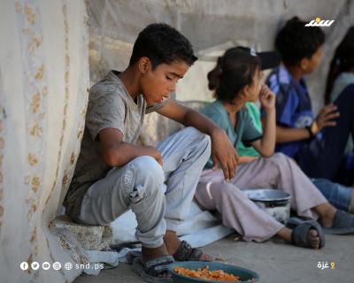 أطفال نازحون يتجمعون للحصول على وجبات طعام بمدينة غزة5.jpg