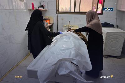 مسعفون ينقلون جثماني شهيدين وعدداً من المصابين إلى مجمع ناصر الطبي في خان يونس1.jpg