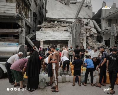 طوابير طويلة من الفلسطينيين أمام عربة مياه للحصول على كميات شحيحية من مياه الشرب في مخيم البريج1.jpg