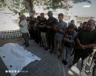 تشييع جثماني شهيدين ارتقيا في غارة إسرائيلية استهدفت خيمة تؤوي نازحين في منطقة الشيخ عجلين جنوب غربي مدينة غزة5.jpg
