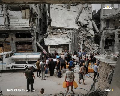 طوابير طويلة من الفلسطينيين أمام عربة مياه للحصول على كميات شحيحية من مياه الشرب في مخيم البريج2.jpg
