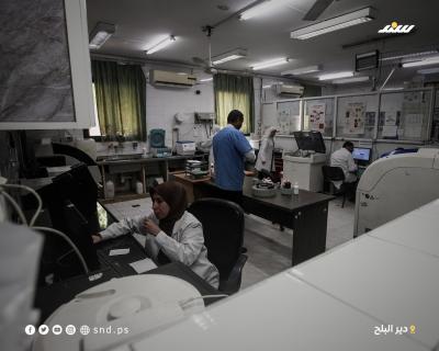 المختبرات الطبية داخل مستشفى شهداء الأقصى تعمل وسط نقص حاد في مستلزمات التحاليل وتعطل الأجهزة الفنية 6.jpg