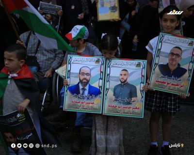 وقفة تضامنية مع الأسرى الفلسطينيين في سجون الاحتلال وسط مدينة نابلس4.jpg