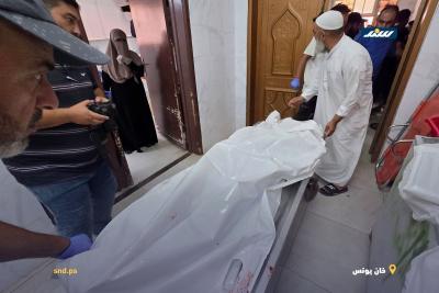 مسعفون ينقلون جثماني شهيدين وعدداً من المصابين إلى مجمع ناصر الطبي في خان يونس3.jpg