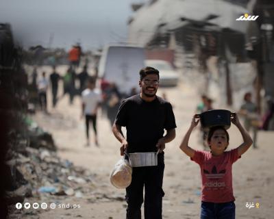 أطفال نازحون يتجمعون للحصول على وجبات طعام بمدينة غزة1.jpg