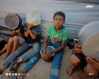 أطفال نازحون يتجمعون للحصول على وجبات طعام بمدينة غزة2.jpg