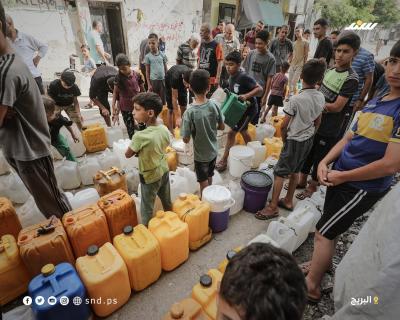 طوابير طويلة من الفلسطينيين أمام عربة مياه للحصول على كميات شحيحية من مياه الشرب في مخيم البريج6.jpg