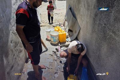 فلسطينيون يبحثون عن المياه من حفر بدائية في خان يونس جنوب قطاع غزة6.jpg