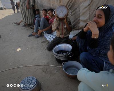 أطفال نازحون يتجمعون للحصول على وجبات طعام بمدينة غزة4.jpg