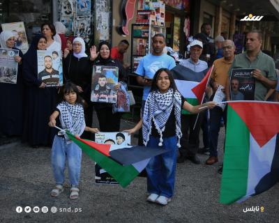 وقفة تضامنية مع الأسرى الفلسطينيين في سجون الاحتلال وسط مدينة نابلس2.jpg