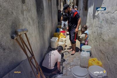 فلسطينيون يبحثون عن المياه من حفر بدائية في خان يونس جنوب قطاع غزة2.jpg