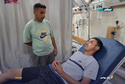 مسعفون ينقلون جثماني شهيدين وعدداً من المصابين إلى مجمع ناصر الطبي في خان يونس2.jpg