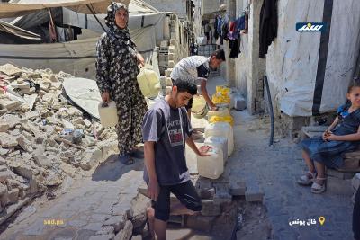 فلسطينيون يبحثون عن المياه من حفر بدائية في خان يونس جنوب قطاع غزة3.jpg