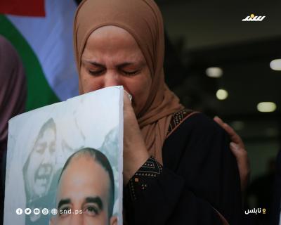 وقفة تضامنية مع الأسرى الفلسطينيين في سجون الاحتلال وسط مدينة نابلس1.jpg