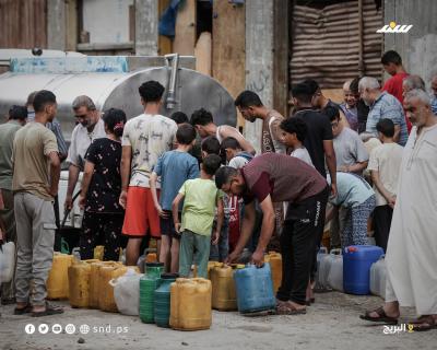 طوابير طويلة من الفلسطينيين أمام عربة مياه للحصول على كميات شحيحية من مياه الشرب في مخيم البريج7.jpg