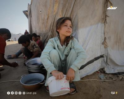 أطفال نازحون يتجمعون للحصول على وجبات طعام بمدينة غزة3.jpg