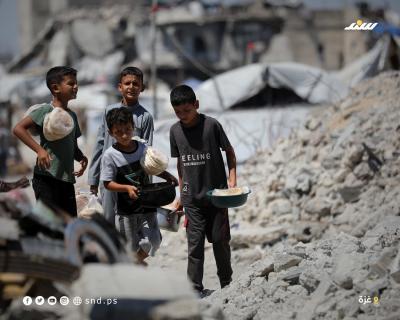 أطفال نازحون يتجمعون للحصول على وجبات طعام بمدينة غزة7.jpg