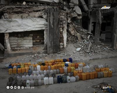 طوابير طويلة من الفلسطينيين أمام عربة مياه للحصول على كميات شحيحية من مياه الشرب في مخيم البريج5.jpg