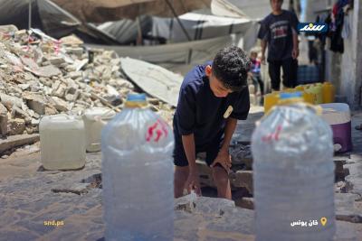 فلسطينيون يبحثون عن المياه من حفر بدائية في خان يونس جنوب قطاع غزة1.jpg