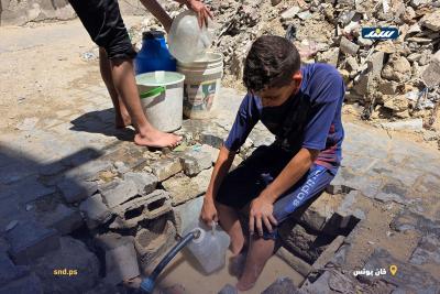 فلسطينيون يبحثون عن المياه من حفر بدائية في خان يونس جنوب قطاع غزة4.jpg