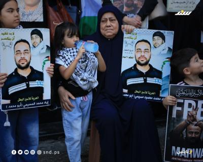 وقفة تضامنية مع الأسرى الفلسطينيين في سجون الاحتلال وسط مدينة نابلس5.jpg