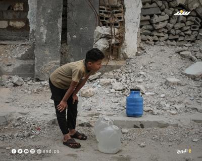 طوابير طويلة من الفلسطينيين أمام عربة مياه للحصول على كميات شحيحية من مياه الشرب في مخيم البريج4.jpg