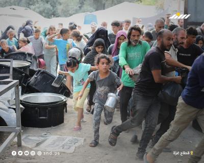 لقمة تحت الخيام ... نازحون يتلقون وجبات ساخنة وسط استمرار.jpg