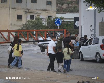 فلسطينيون يشقون طريقهم عبر بوابة حديدية غرب نابلس في ظل استمرار القيود الإسرائيلية على الحركة لليوم الثاني خلال عطلة «عيد العرش اليهودي2.jpg