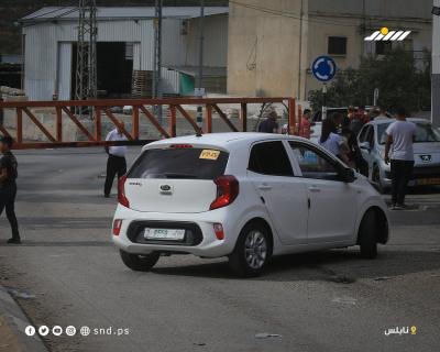 فلسطينيون يشقون طريقهم عبر بوابة حديدية غرب نابلس في ظل استمرار القيود الإسرائيلية على الحركة لليوم الثاني خلال عطلة «عيد العرش اليهودي3.jpg