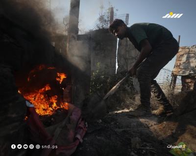 عمال فلسطينيون ينتجون الوقود من النفايات البلاستيكية في مخيم النصيرات وسط قطاع غزة7.jpg