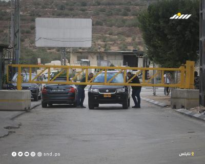 فلسطينيون يشقون طريقهم عبر بوابة حديدية غرب نابلس في ظل استمرار القيود الإسرائيلية على الحركة لليوم الثاني خلال عطلة «عيد العرش اليهودي4.jpg