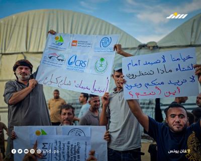 تظاهرة في مواصي خان يونس جنوب قطاع غزة للمطالبة بالخيام والبطانيات ومستلزمات الإنارة والغذاء3.jpg