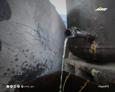 عمال فلسطينيون ينتجون الوقود من النفايات البلاستيكية في مخيم النصيرات وسط قطاع غزة1.jpg