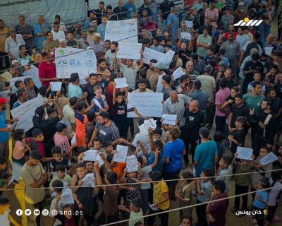 تظاهرة في مواصي خان يونس جنوب قطاع غزة للمطالبة بالخيام والبطانيات ومستلزمات الإنارة والغذاء4.jpg