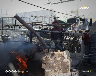 عمال فلسطينيون ينتجون الوقود من النفايات البلاستيكية في مخيم النصيرات وسط قطاع غزة6.jpg