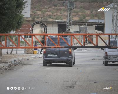 فلسطينيون يشقون طريقهم عبر بوابة حديدية غرب نابلس في ظل استمرار القيود الإسرائيلية على الحركة لليوم الثاني خلال عطلة «عيد العرش اليهودي5.jpg