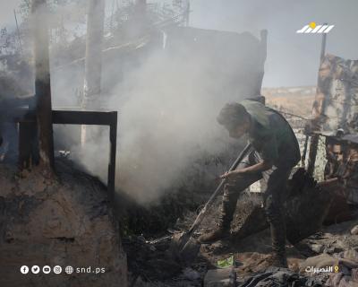عمال فلسطينيون ينتجون الوقود من النفايات البلاستيكية في مخيم النصيرات وسط قطاع غزة5.jpg