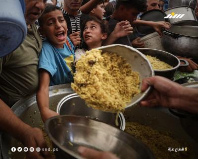 لقمة تحت الخيام ... نازحون يتلقون وجبات ساخنة وسط استمرار3.jpg